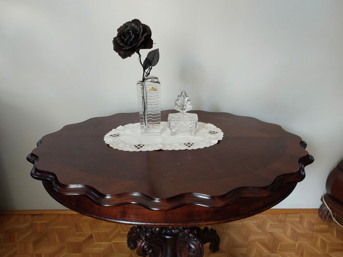 Stół, stolik owalny, nieduży - blat 97 cm x 76 cm;  h 71 cm – antyk