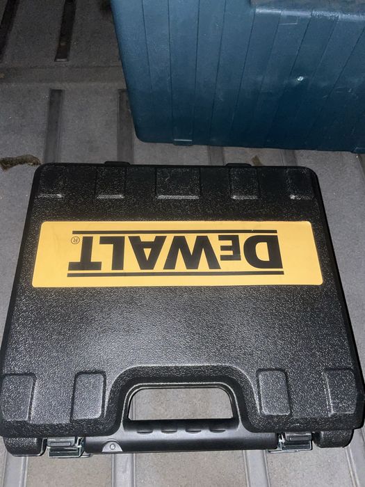 Дрель-шуруповерт на аккумуляторе DeWALT с набором инструментов в кейсе