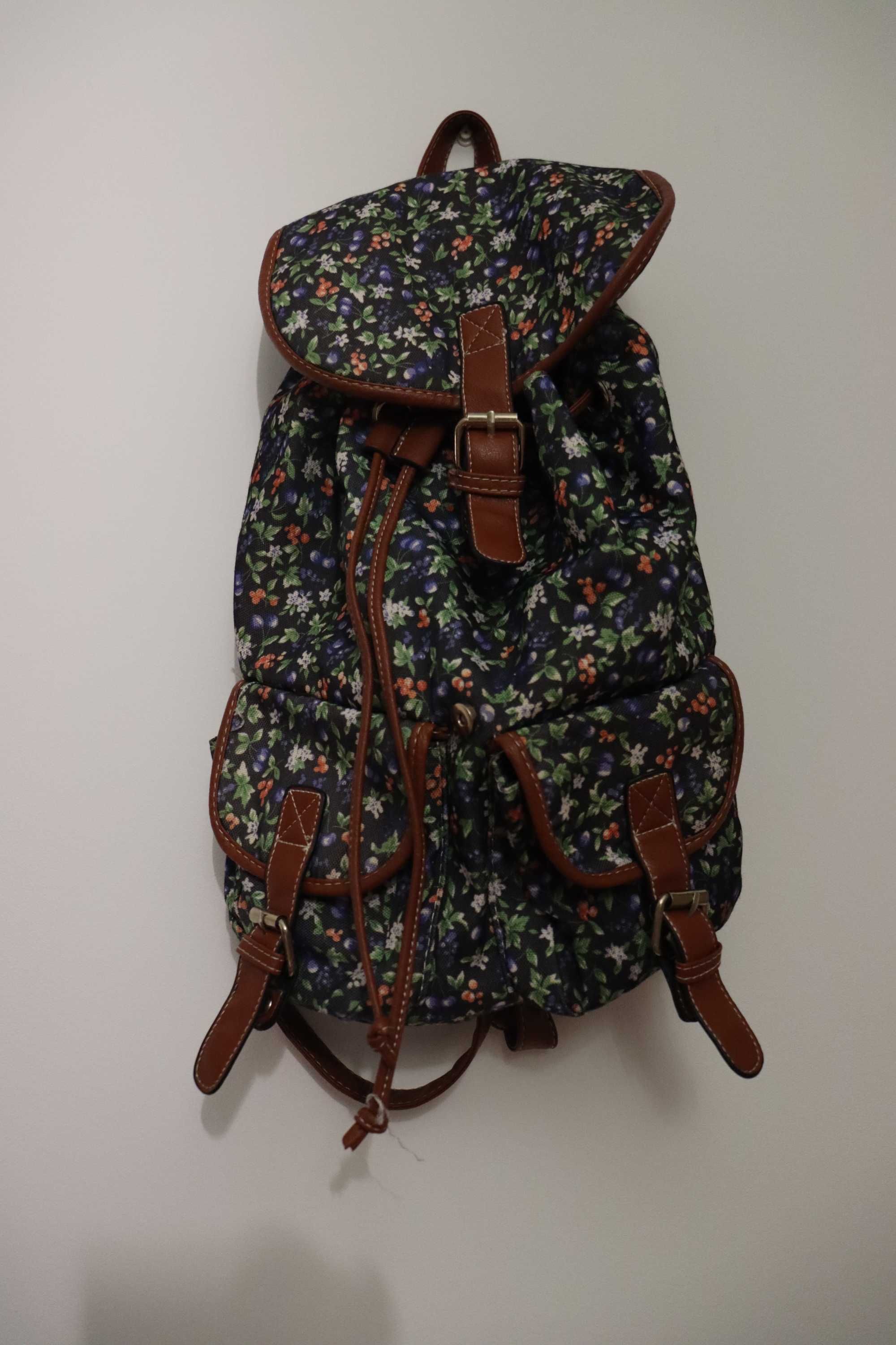 Mochila com padrão floral