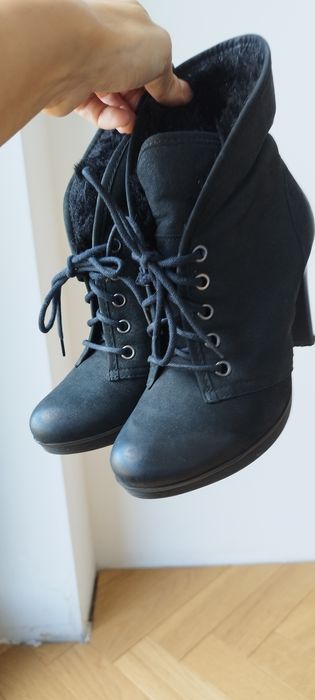 Czarne botki z kożuszkiem 35 wiązane nubuk