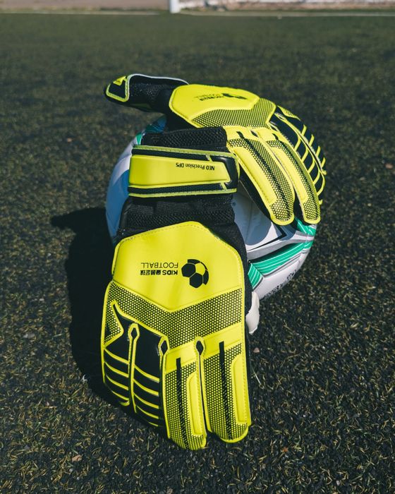 Вратарские перчатки футбольные/футбольні Рукавиці воротаря