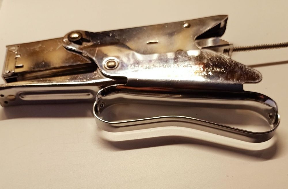 Arrow P22 ręczny zszywacz szczypcowy.