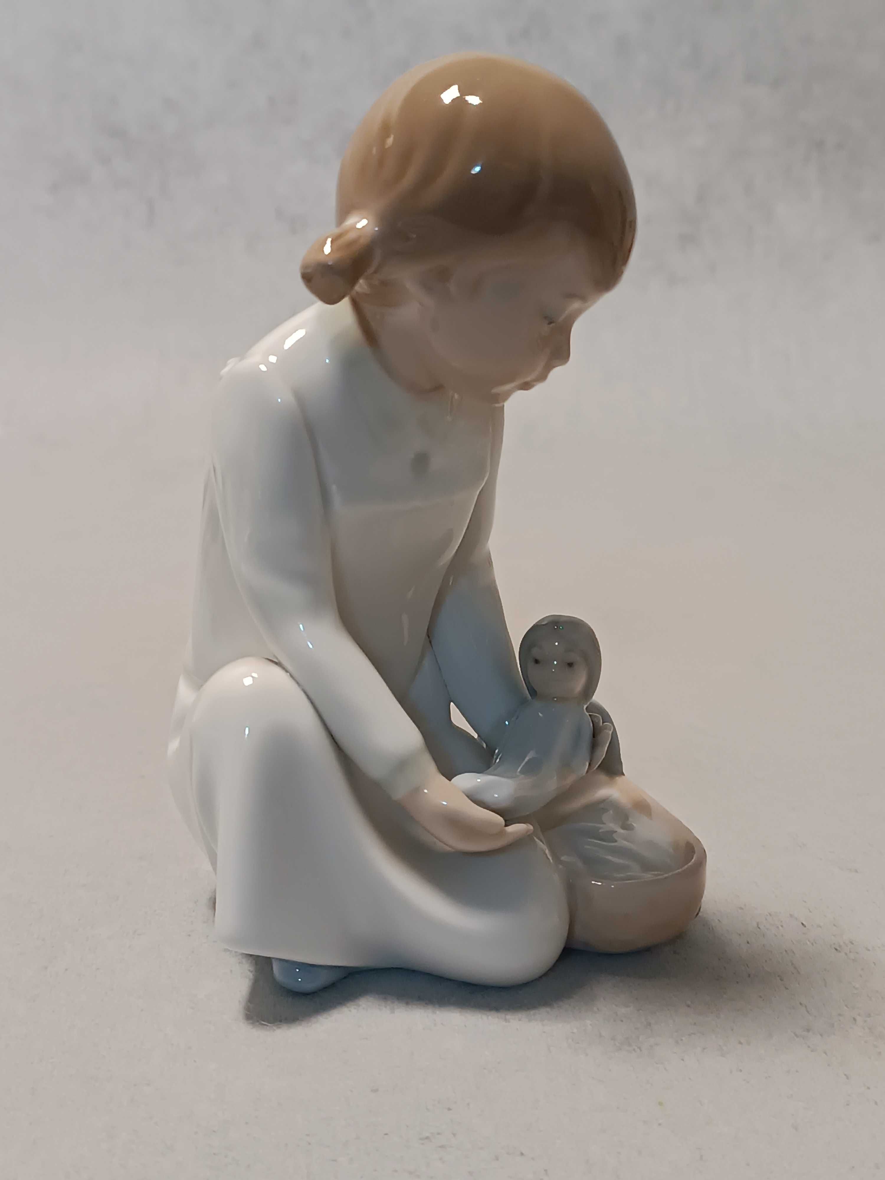 LLADRO seria Zaphir Dziewczynka z lalką