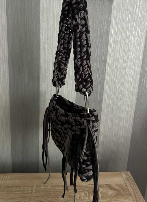 Czarno-szara torebka wykonana na szydełku