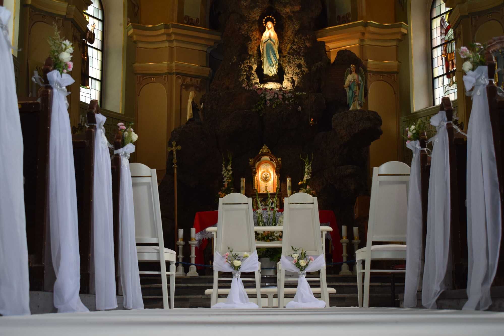 Dekoracja kościoła - ślub, biały dywan, świeczniki