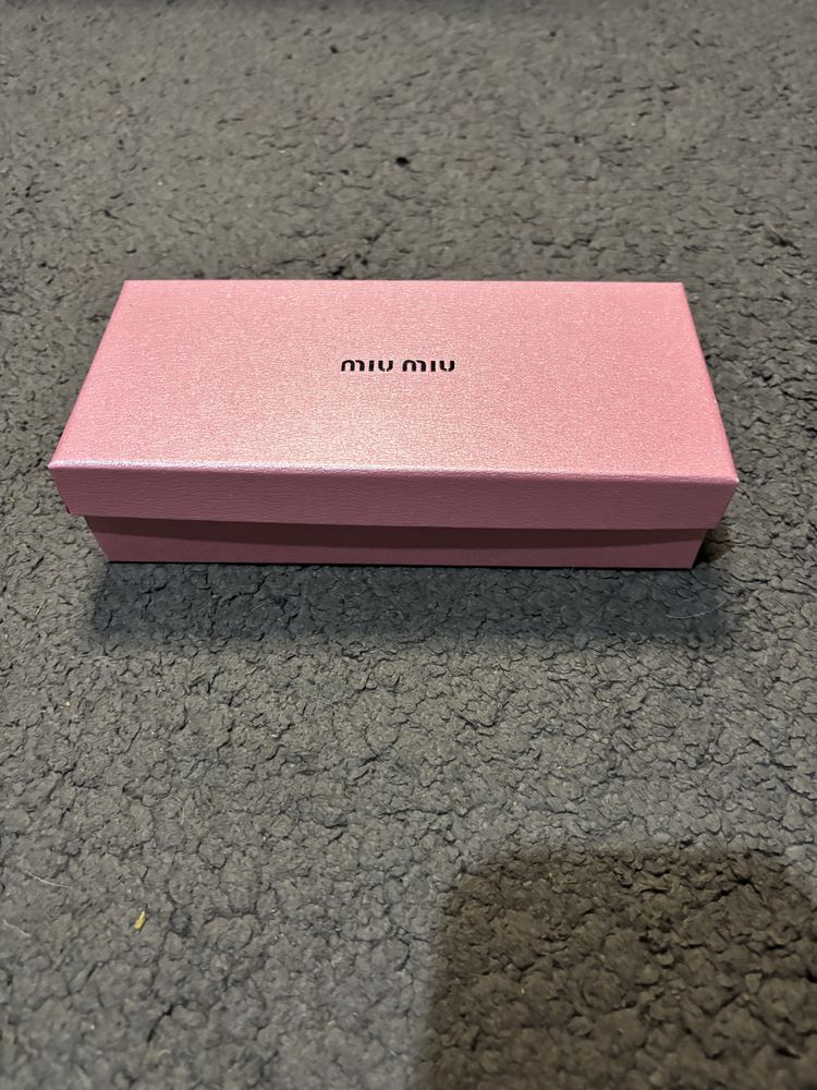 Óculos de Sol Miu Miu Originais – Pretos, Made in Italy