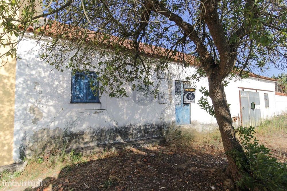 Moradia V2 c/ g, quintal e anexos na aldeia.