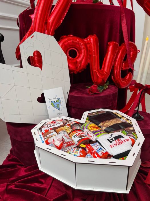 Подарунковий бокс із солодощами та трояндами – сюрприз для коханих