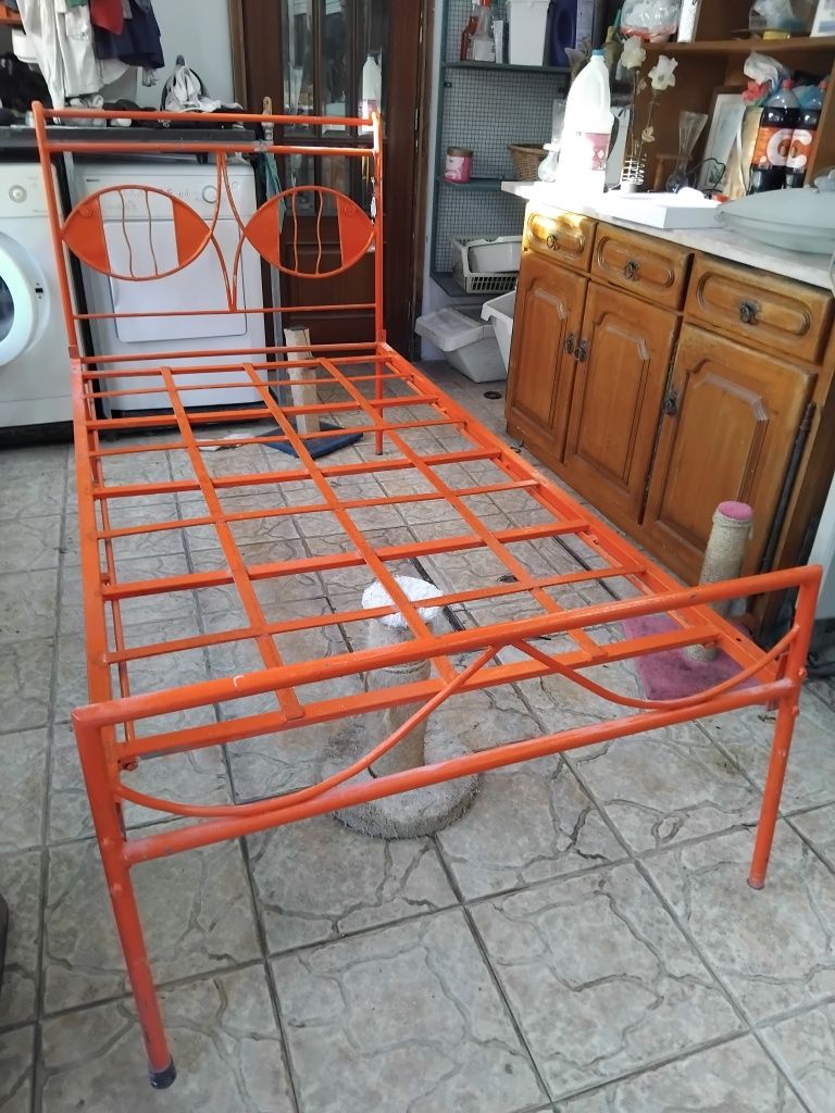 Cama em ferro de solteiro de 1m por 2m
