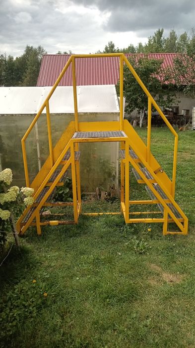 Podest z barierka drabinka