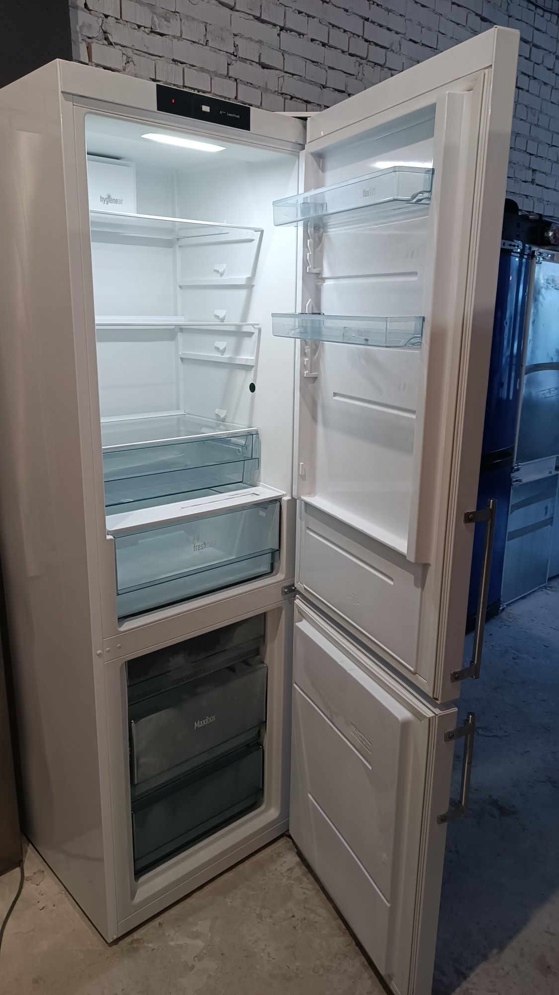 Холодильник 180см