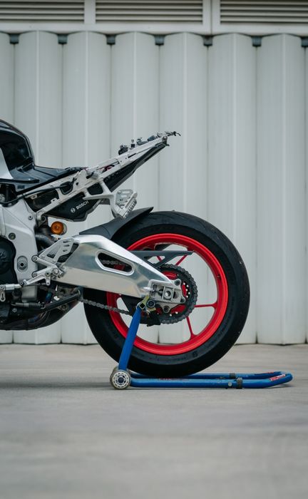 Aprilia Tuono V4 factory  acidentada