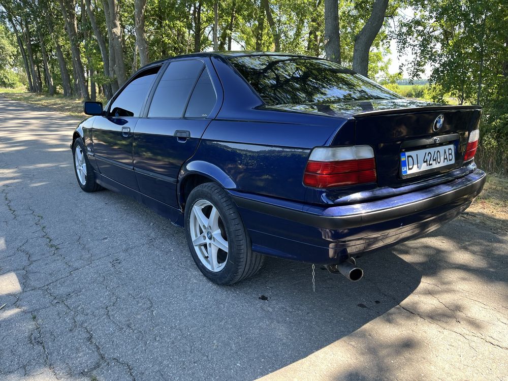 Автомобіль BMW 318i e36