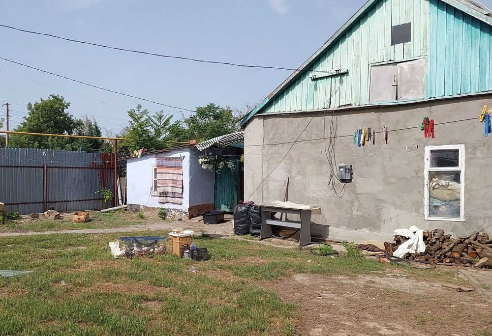 Продам пол дома,под ремонт,со всеми камуникацыями,15 соток земли