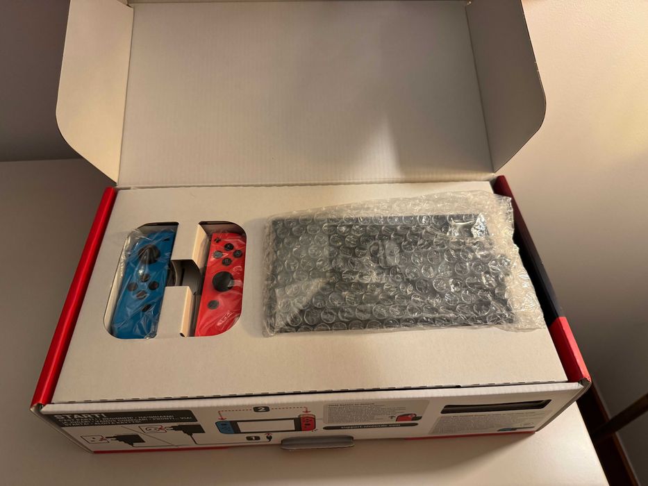 Nintendo Switch (1) + 2x Bolsa/Estojo de Viagem