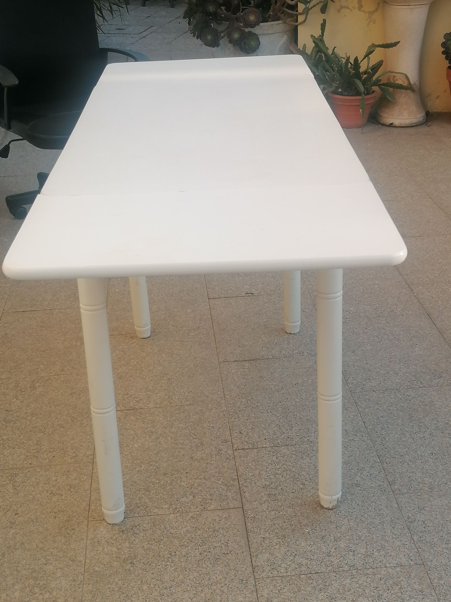 Vendo MESA DE COZINHA EXTENSÍVEL em madeira. Possibilidade de entrega