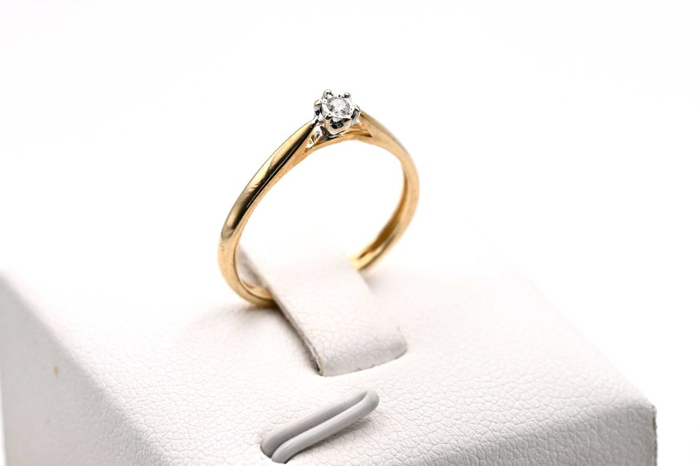 APART Elegancki pierścionek zaręczynowy z brylantem 0,03ct złoto 585