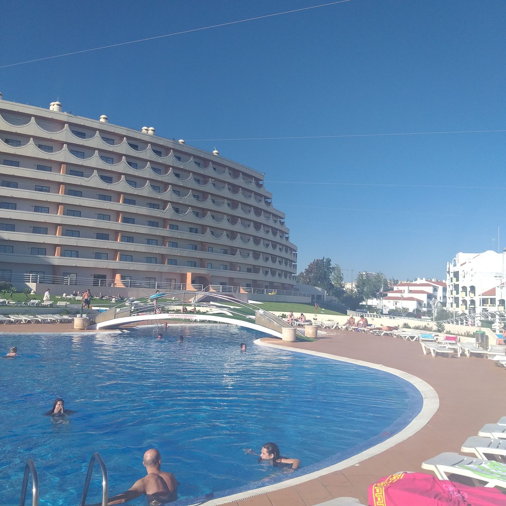 T0 com piscina e zonas relvadas