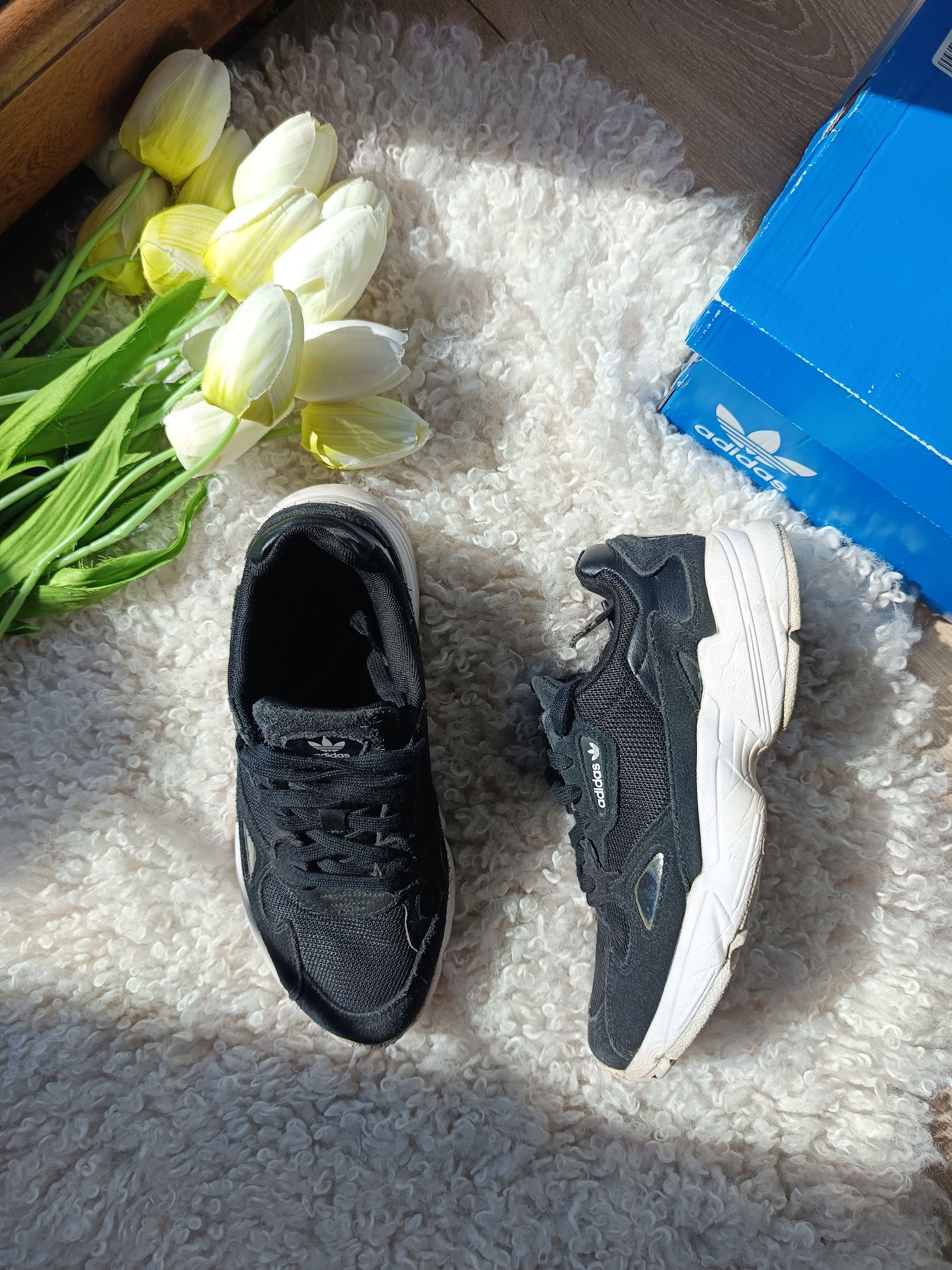 czarne buty sportowe adidas  falcon V damskie na podwyższeniu
