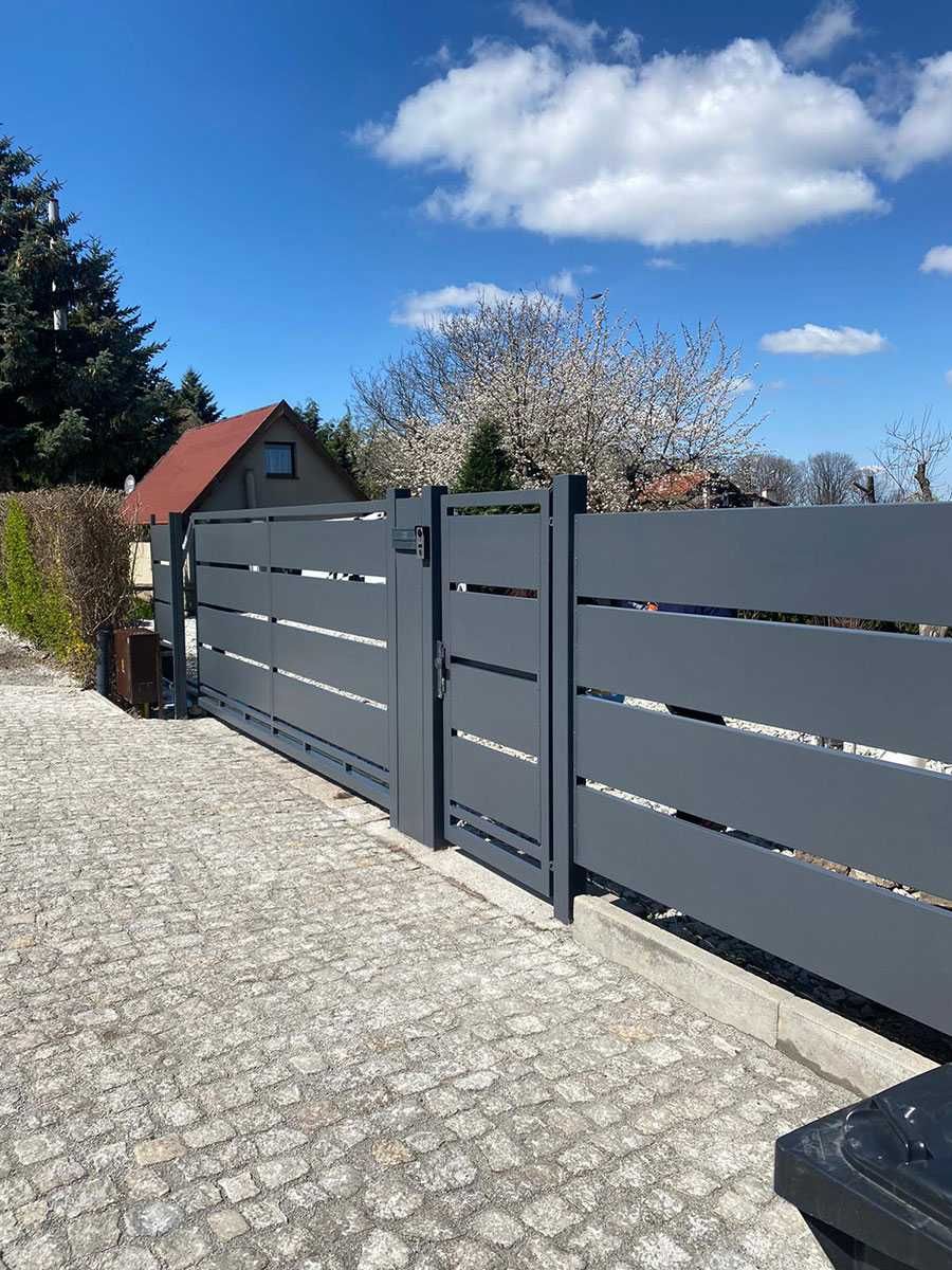 Brama przesuwna i furtka z poziomymi panelami 5x1,72m PRODUCENT