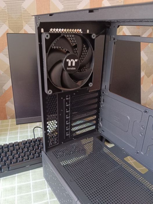 Thermalteke Ceser 300 TG ARGB