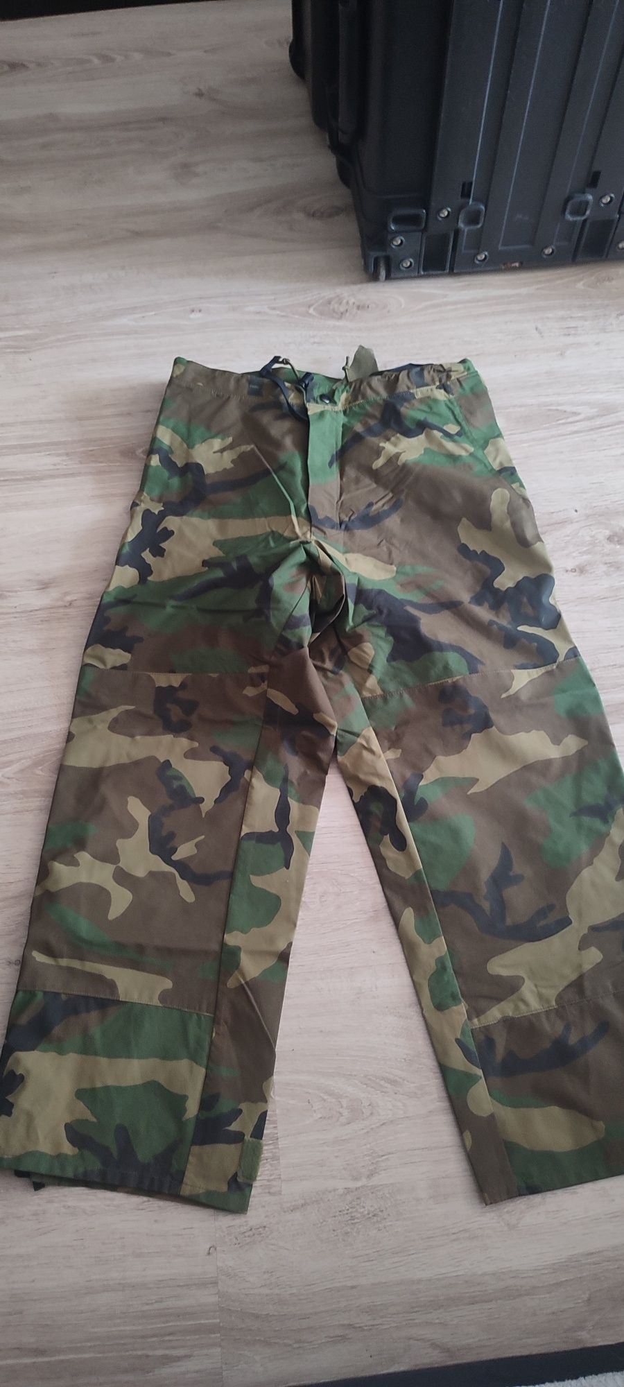 Spodnie wojskowe Gore-Tex US Army ECWCS Woodland - small short (32)