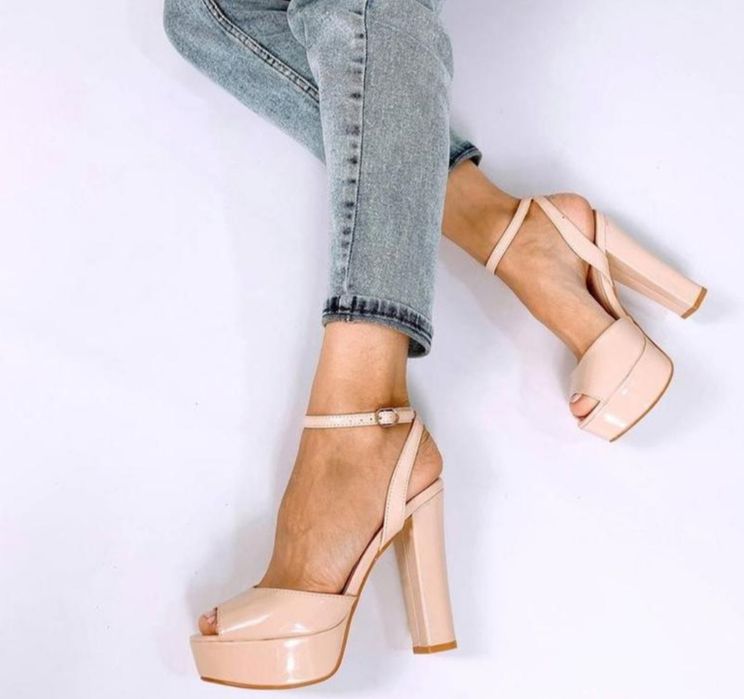 Акція 37-39 Стильні бежеві босоніжки на підборах туфлі лакові шпилька
