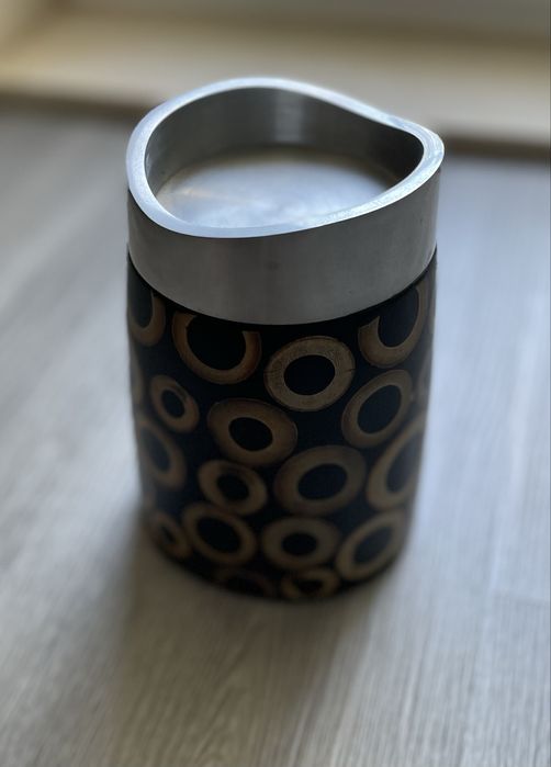 Peça Decorativa com Bambu Incrustado e Acabamento Metálico