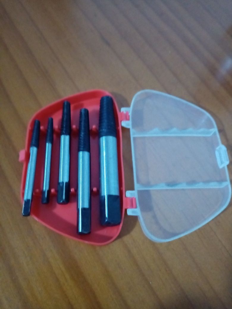 Conjunto extrator de parafusos danificados
