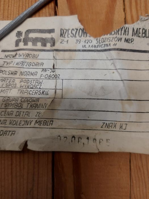 Krzesła na metalowych nogach