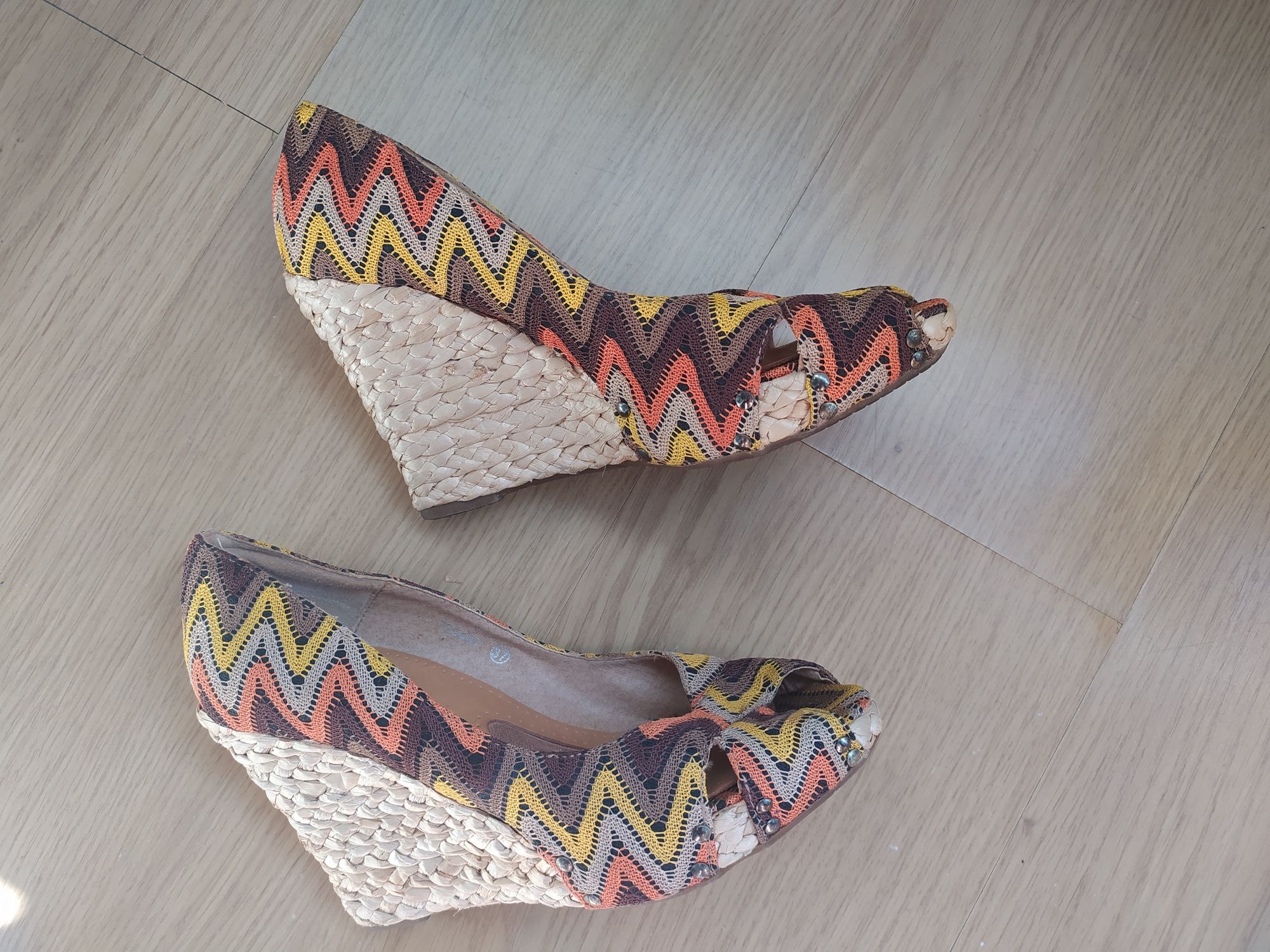 Sandálias coloridas