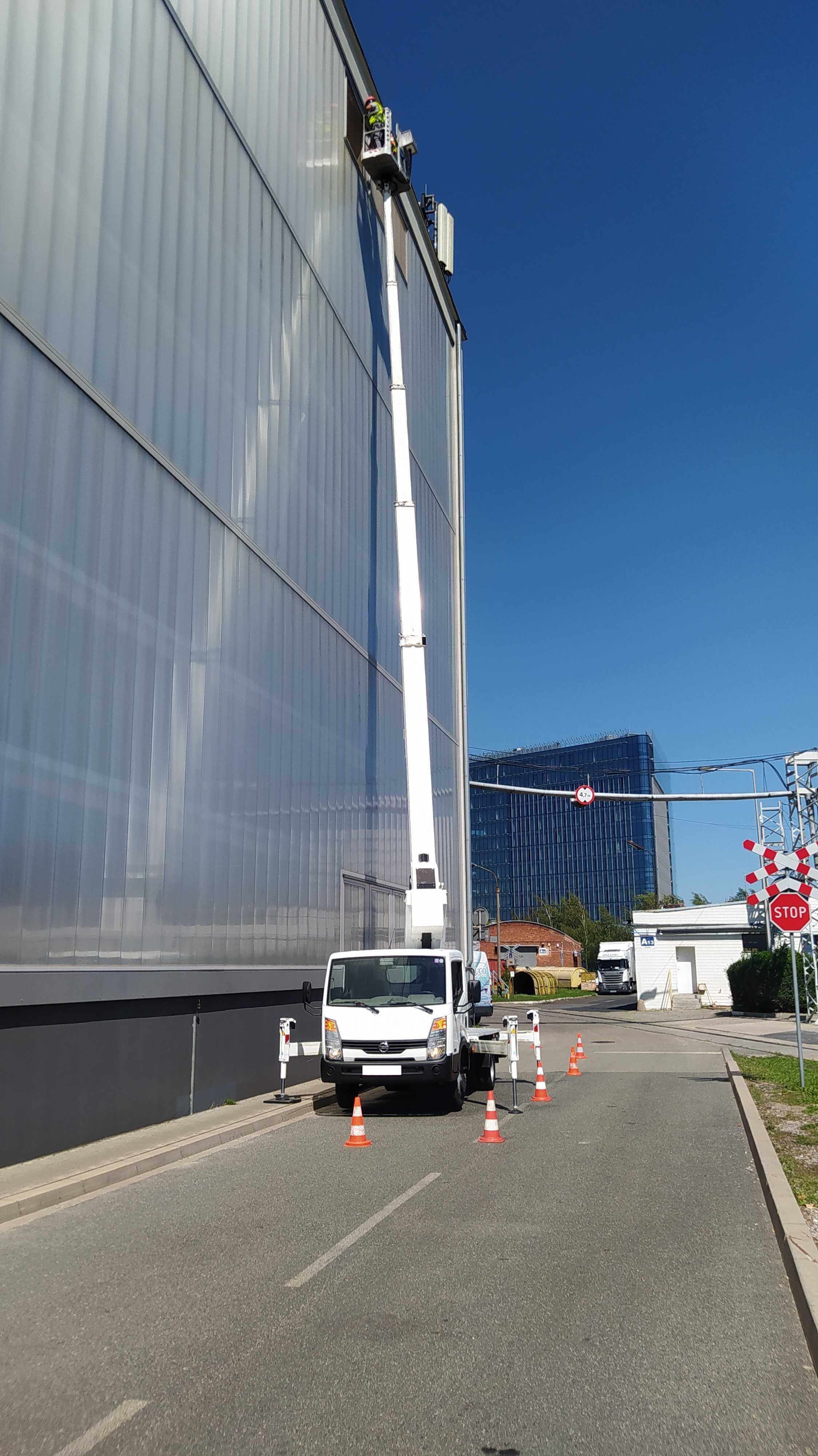 Podnośnik koszowy Wrocław wynajem z operatorem zwyżka 27m do 3,5t