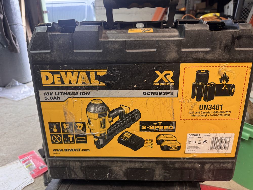 Gwozdziarka ciesielska anchor dewalt DCN693P2 stan bdb