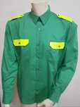 Camisa verde, manga comprida c/bolsos e platinas amarelo fluorescente
