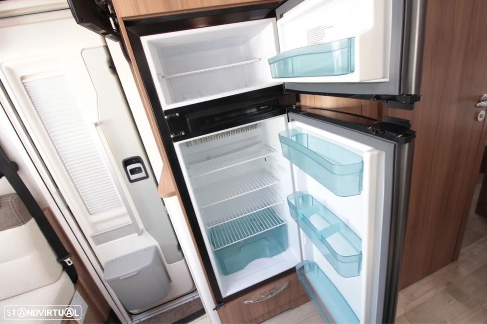 Autocaravana com cama central e A/C