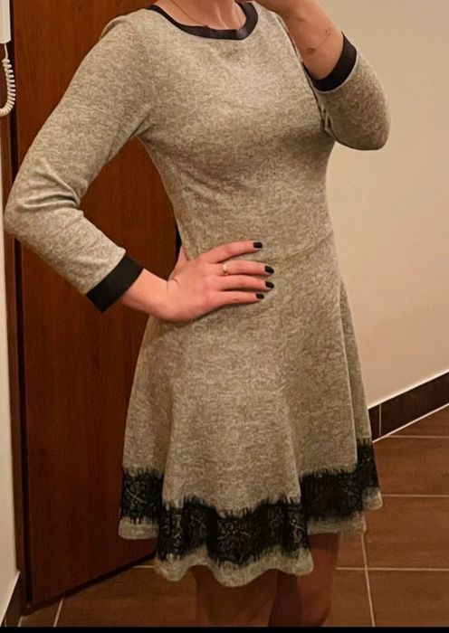 Szara sukienka z koronką