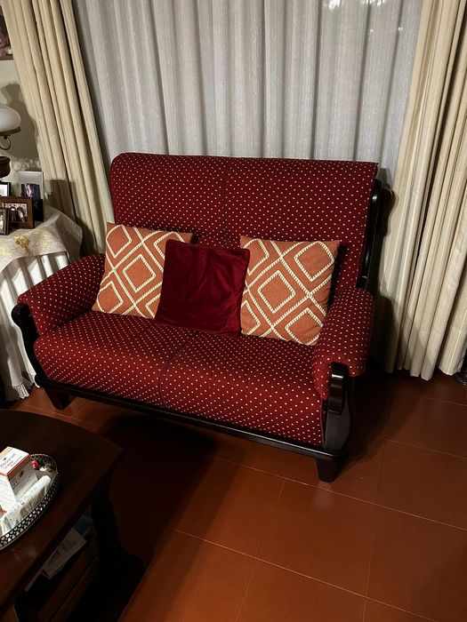 Sofás tecido e madeira