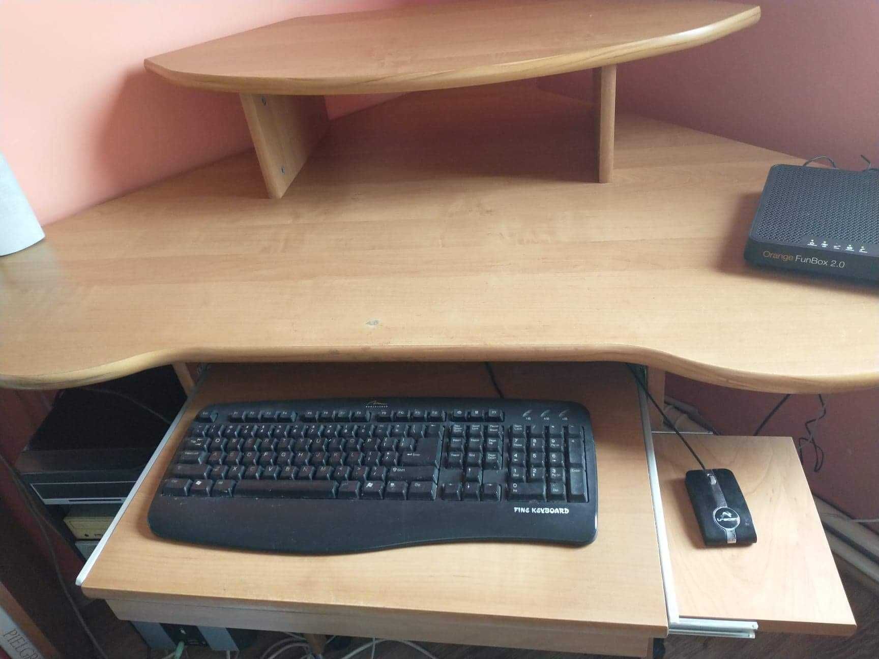 Biurko z półką na komputer