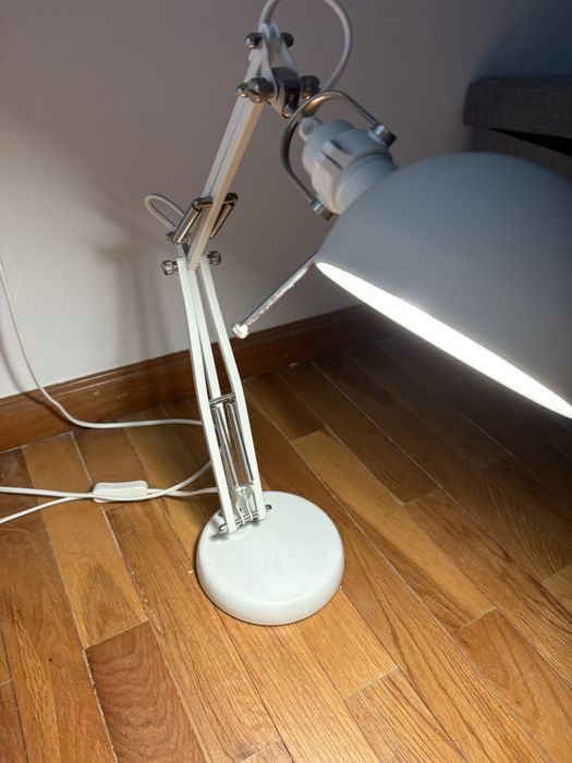 Candeeiro de secretária do ikea.