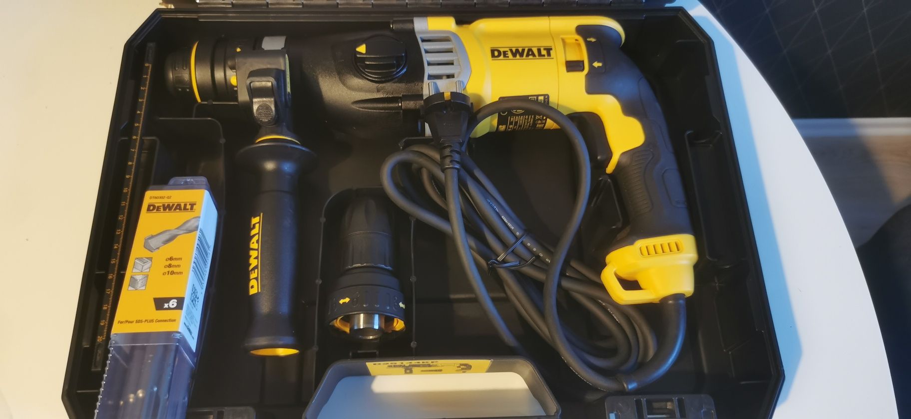 Młotowiertarka DeWALT DK25144KP + Zestaw wierteł oraz dłut do kucia