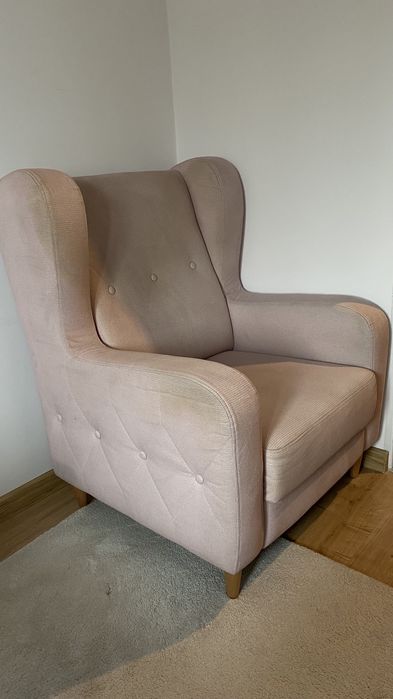 Używany, różowy fotel