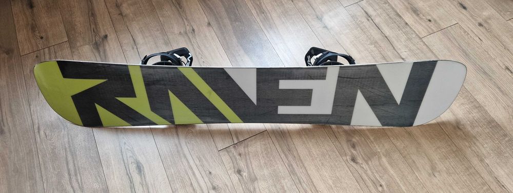 Deska snowboardowa Raven Core Carbon 150cm z wiązaniami Raven Fastec L