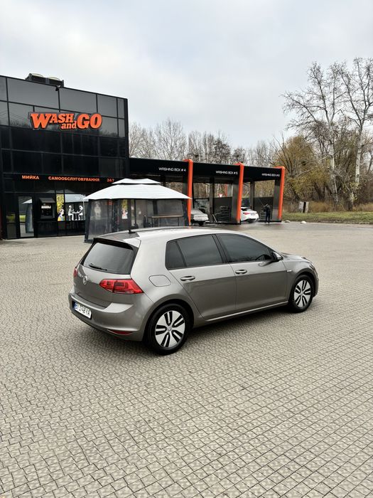 Продам Volkswagen E Golf гарний стан чудова комплектація