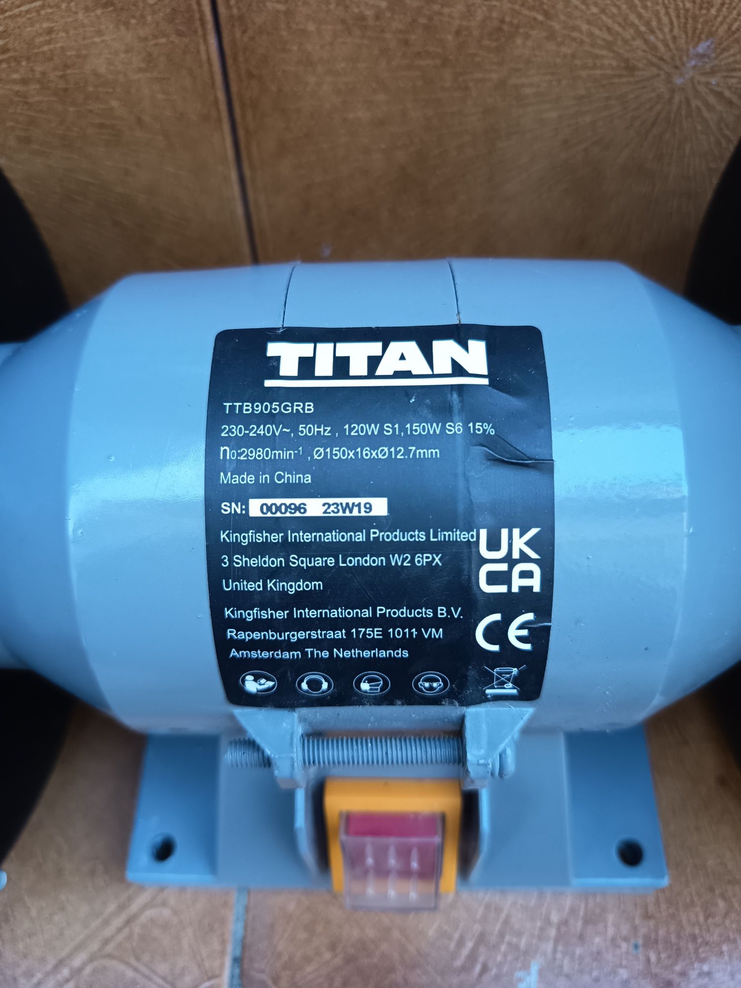 Esmeril  marca Titan   .