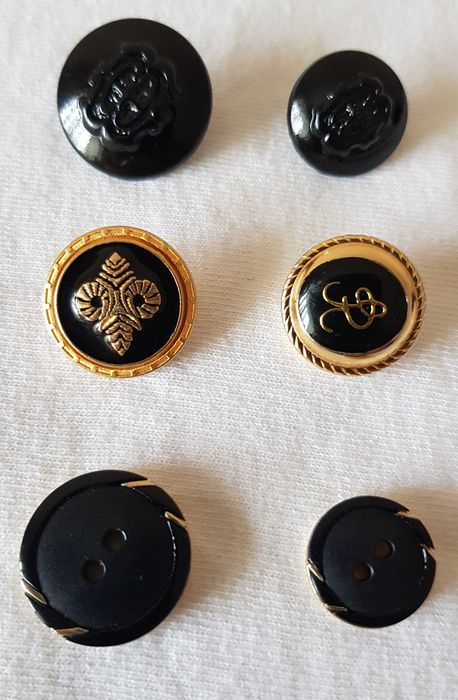 Чёрные, белые и цветные пуговицы с металлическим элементами