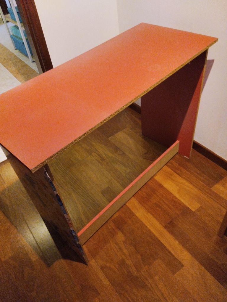 Baixa de peeço.Secretária rosa ideal para pintar ou revestir de papel