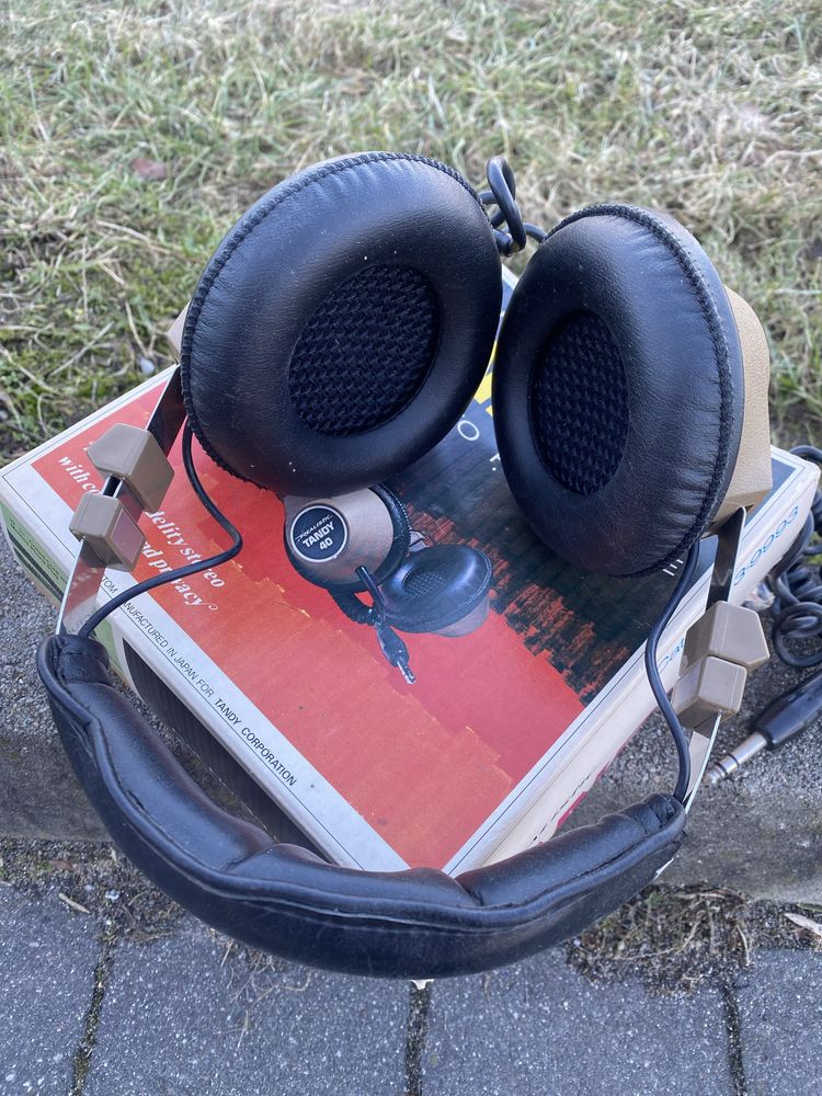 Realistyczne słuchawki Tandy 40 w stylu vintage lata 70
