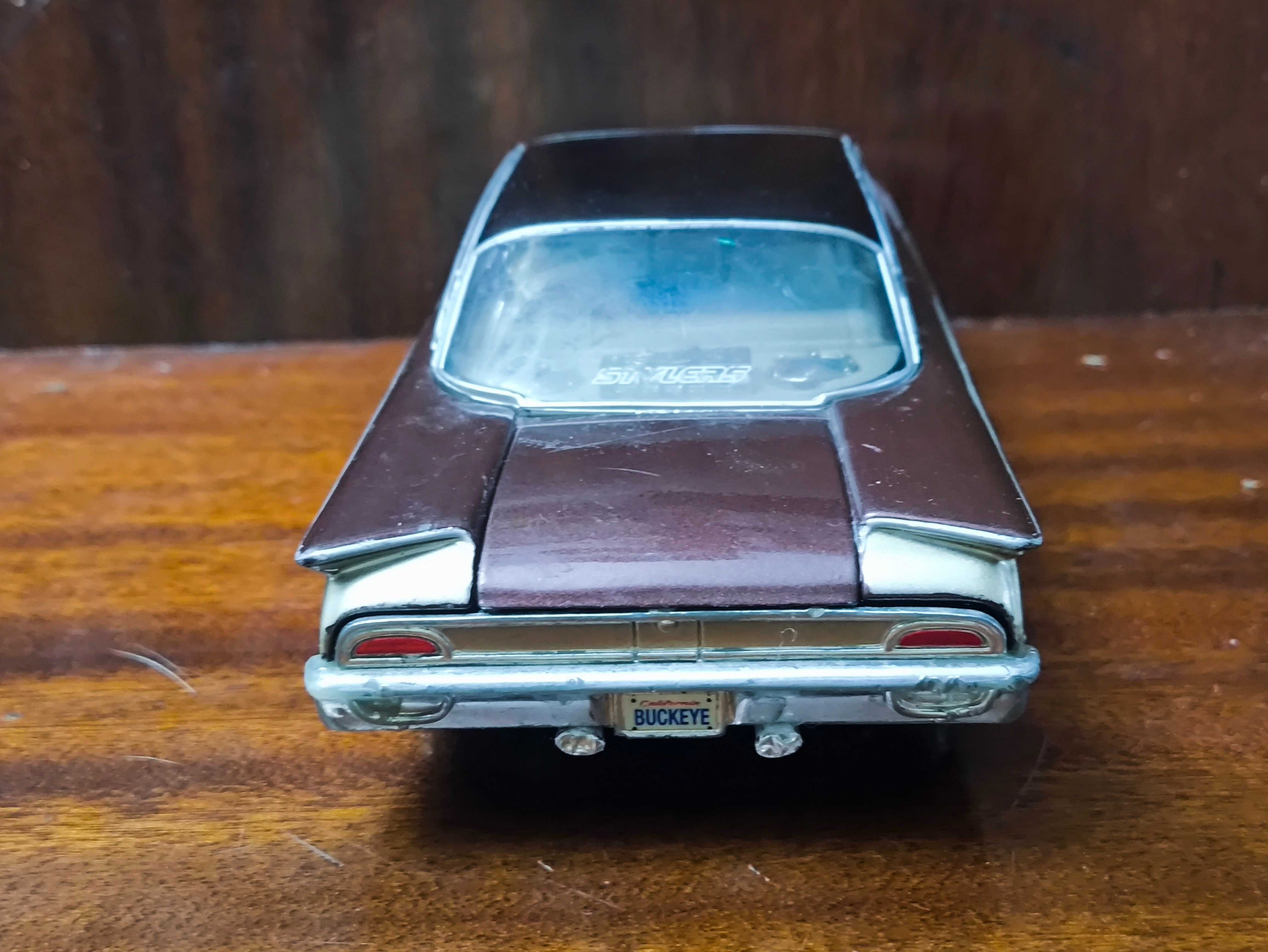 Машинка Ford Starliner 1960 1/24 Maisto