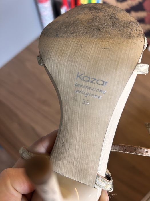 Szpilki Kazar bezowe