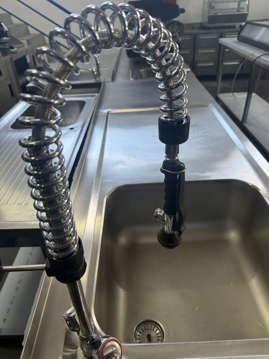 Bancada com pia lado esq. e sitio para maquina loiça e balde detritros